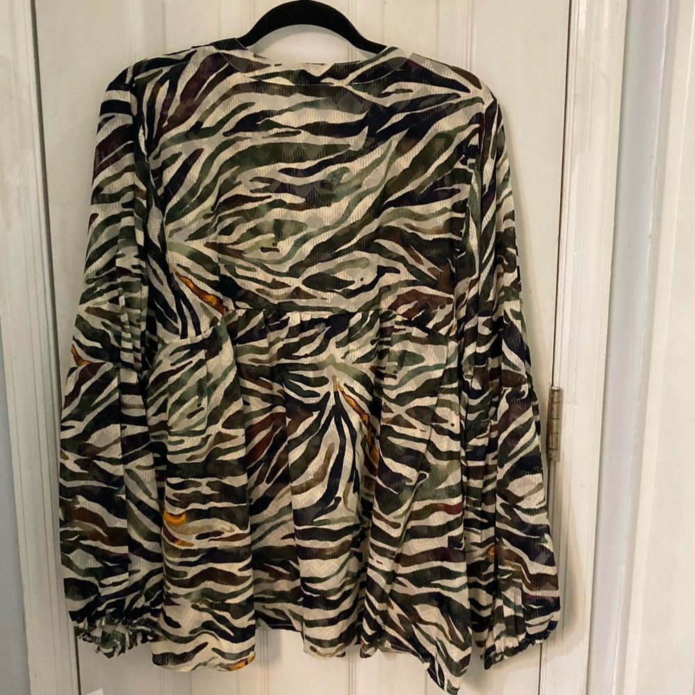 Trendy plus size top - Picture 4 of 12